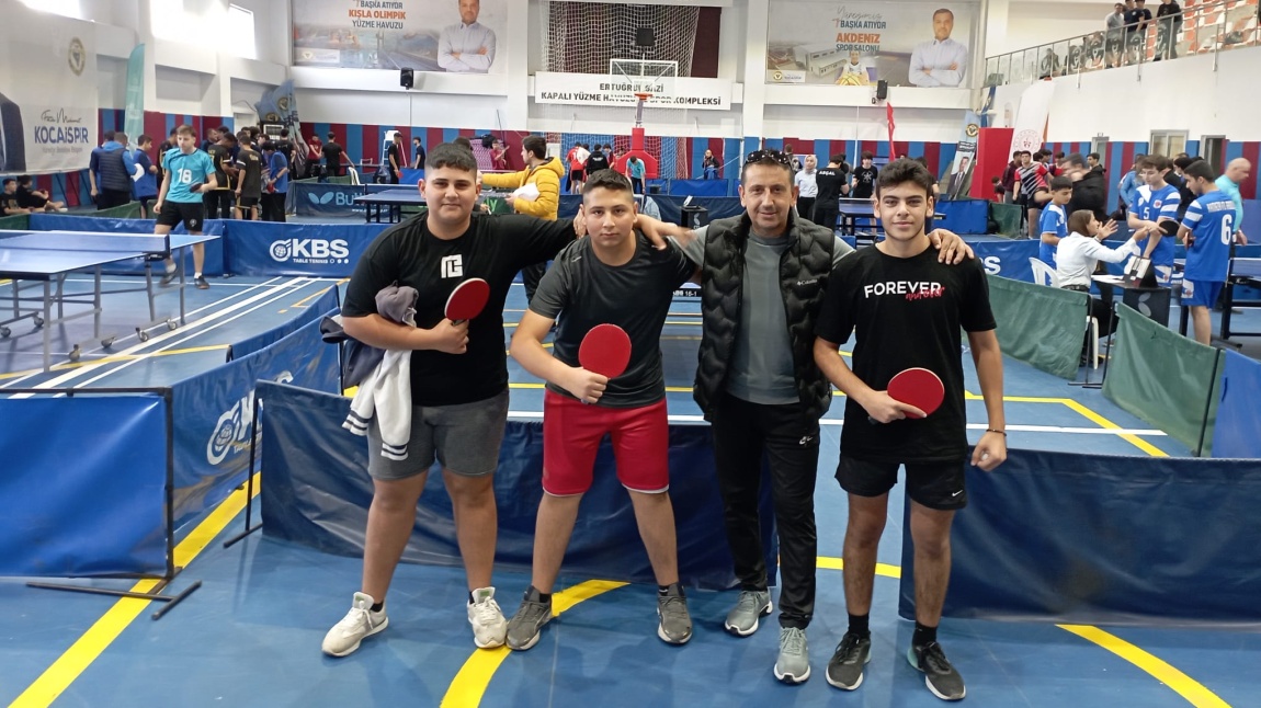 Adana'da düzenlenen masa tenisi turnuvasına 2 öğretmen 5 öğrenci ile katılım sağladık.